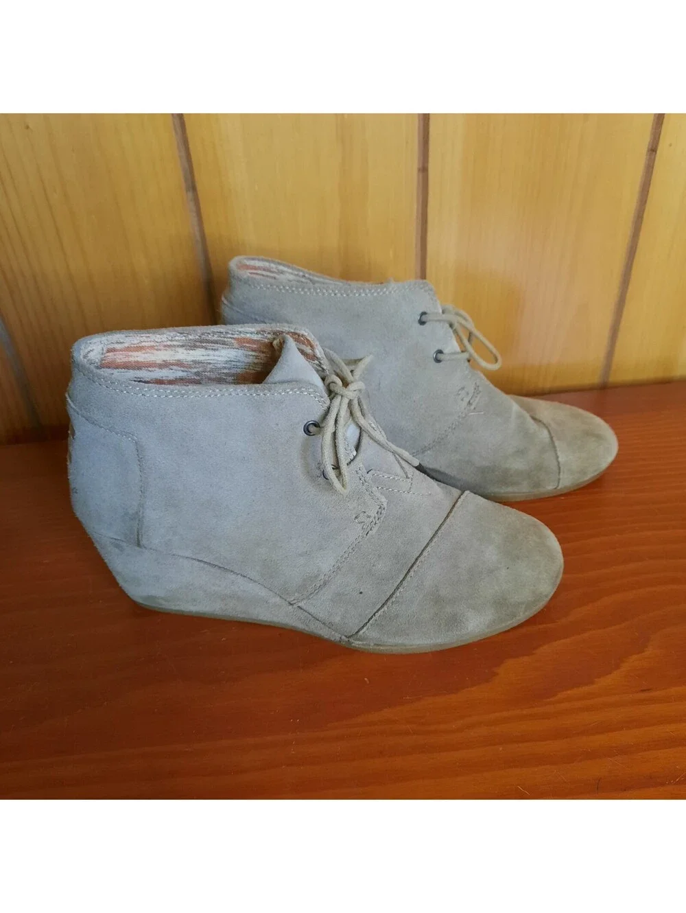 Toms Suede Tan Wedge Booties Size 9.5 Pattern Inside Womens